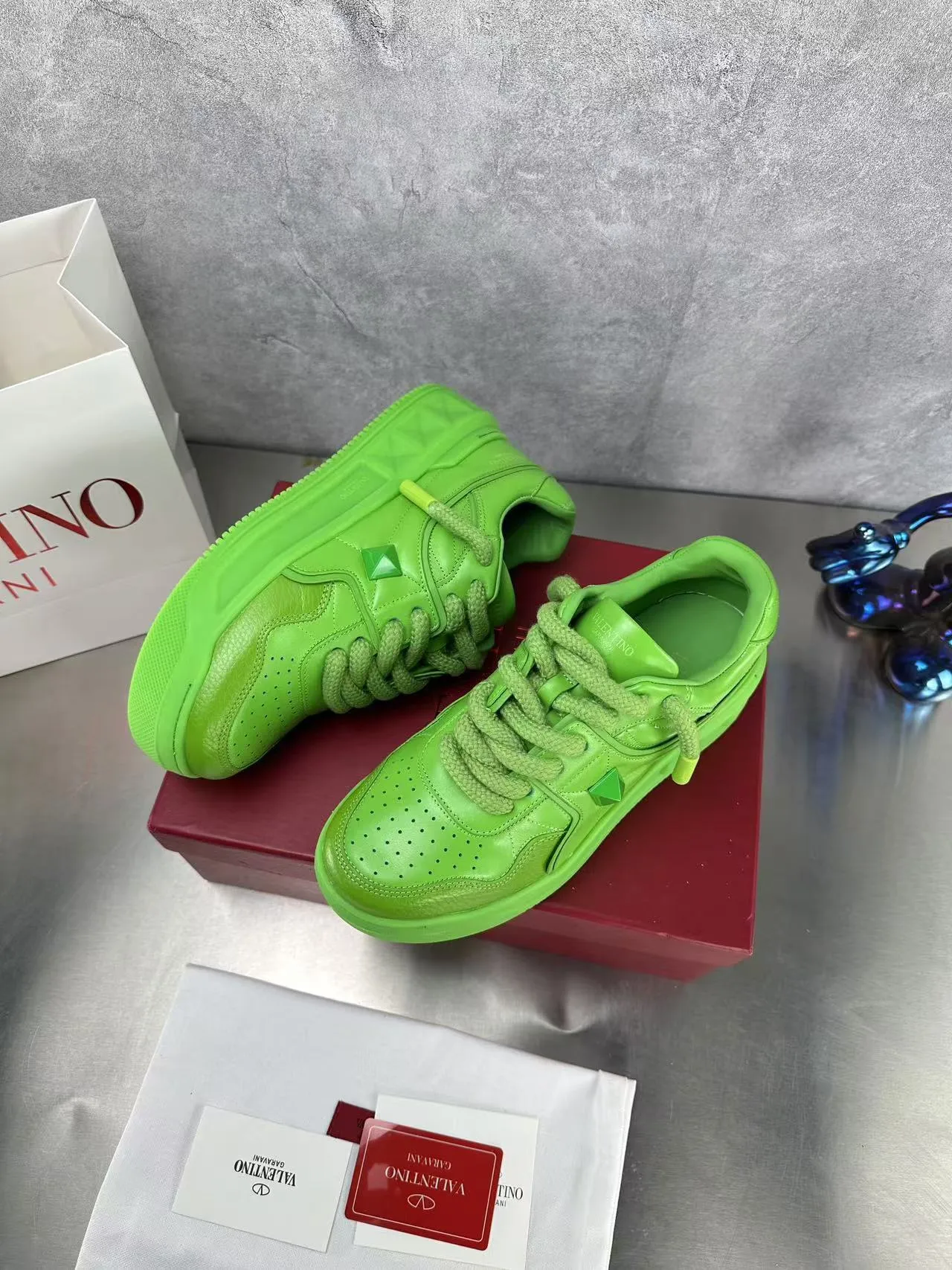 👟👟Ex-factory price 640👟👟 🔺Valentino🔺Valentino new casual shoes 2023 latest model hot style for catwalk couples, thick shoelaces, the same style as Elsa Hosk, Zhang Yixing, Guan Xiaotong and many other stars 🔥 Top version + lasting process, full oil edge on the upper. Fabric: Customized cowhide + cowhide lining with breathable mesh. Outsole: original molded TPU thickened outsole. Size for women is 35-40. Men’s size is 39-45.